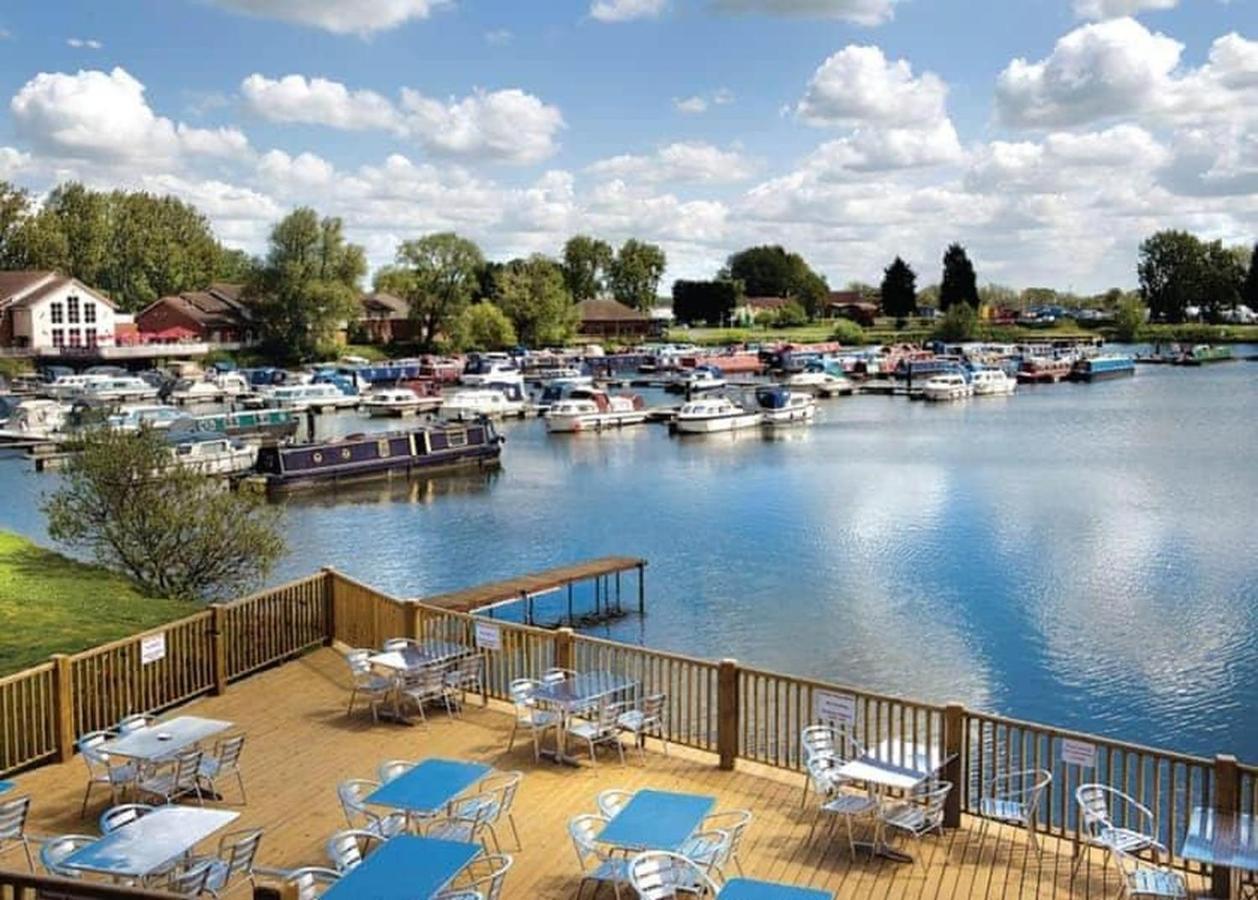 Beautiful 2 Bedroom Helmsley Lodge Northampton Kültér fotó